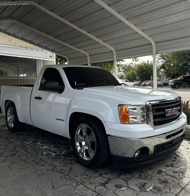 White GMC Sierra pickup with chrome accents shining